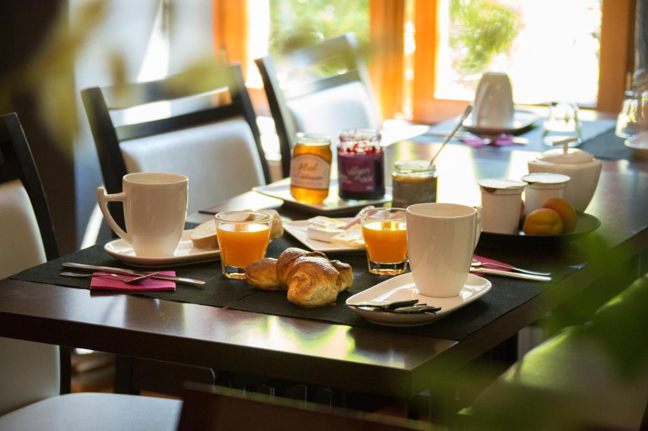 Logis Hotel Restaurant La Brasserie Treignac Bagian luar foto
