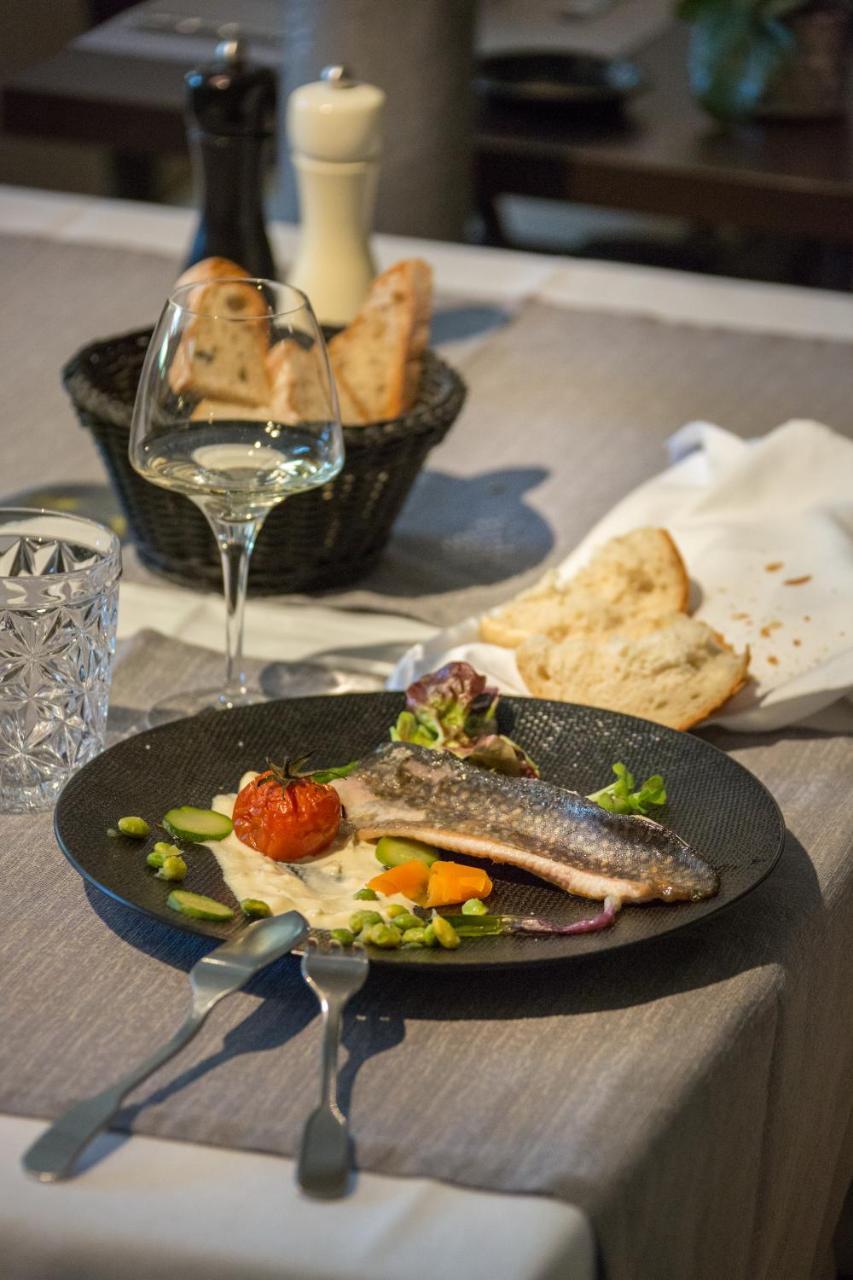 Logis Hotel Restaurant La Brasserie Treignac Bagian luar foto